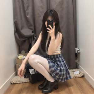 甜美格子裙自拍